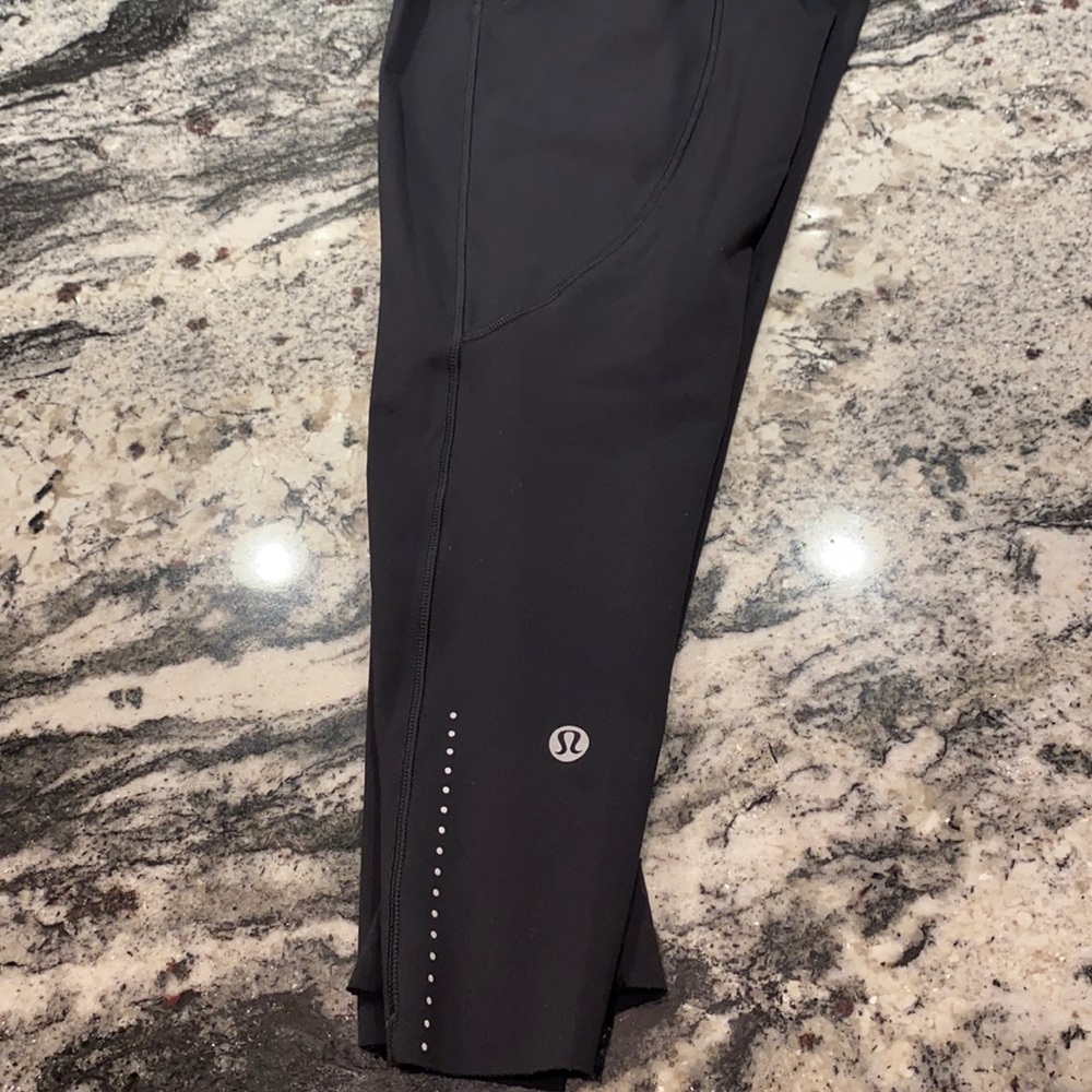 Black cropped Lulu leggings.